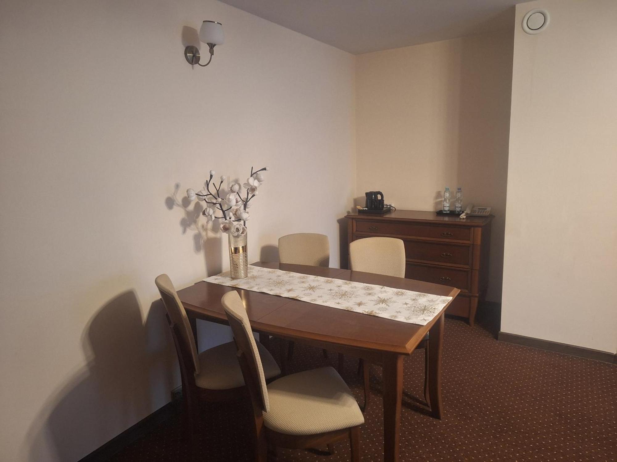 Hotel W Dobieszkowie ストリクフ エクステリア 写真